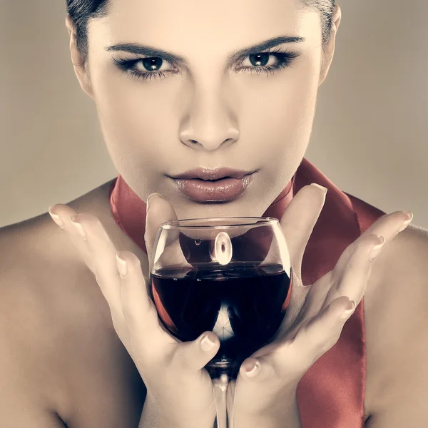 Hermosa joven con copa de vino — Foto de Stock
