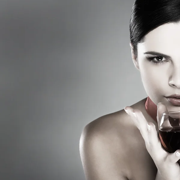 美しい少女、ワインのガラス — ストック写真