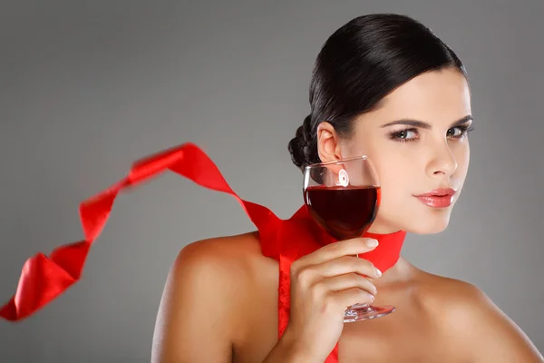 Bir bardak şarap ile güzel genç kız — Stok fotoğraf