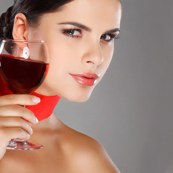 Mooi meisje met glas wijn — Stockfoto