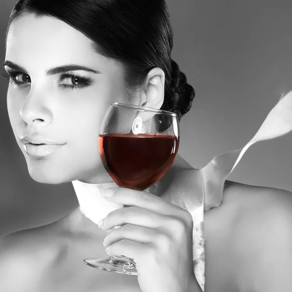 Красива молода дівчина з келихом вина — стокове фото