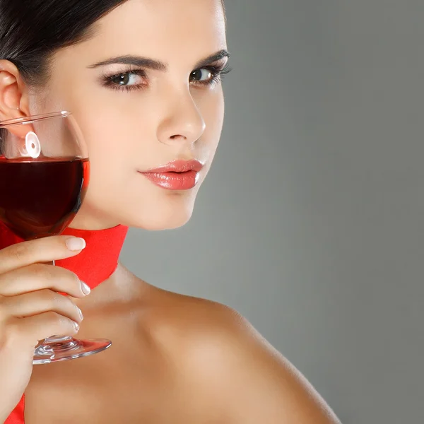Hermosa joven con copa de vino —  Fotos de Stock