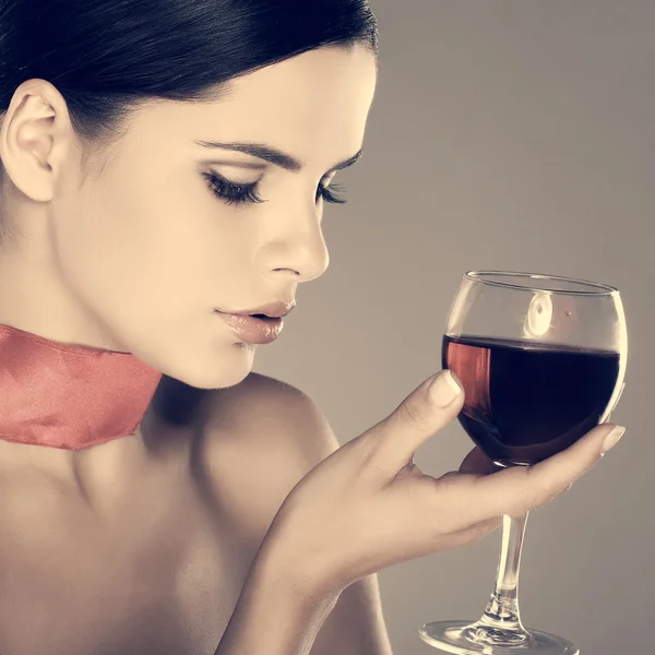 Красивая девушка с бокалом вина — стоковое фото