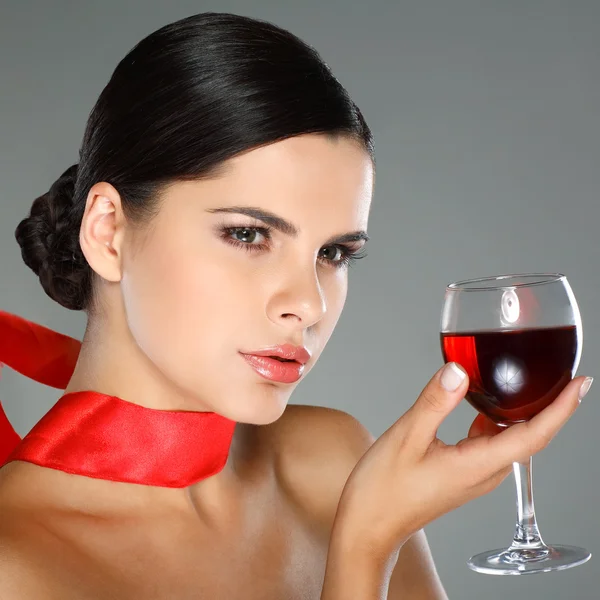 Schöne junge Mädchen mit einem Glas Wein — Stockfoto