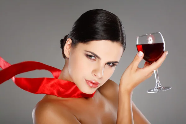 Mooi meisje met glas wijn — Stockfoto