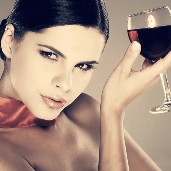 Schöne junge Mädchen mit einem Glas Wein — Stockfoto