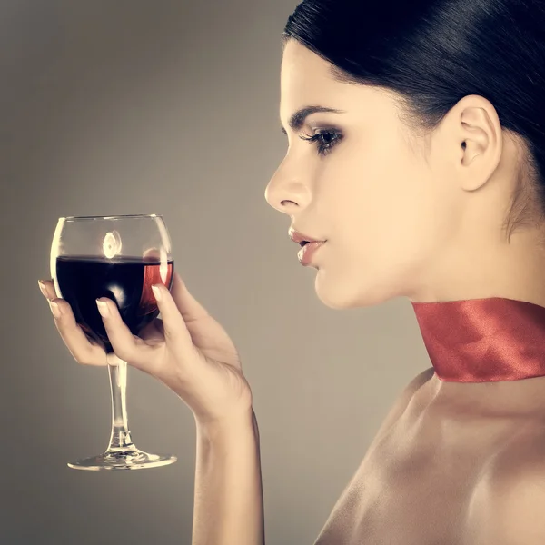 Belle jeune fille avec un verre de vin — Photo