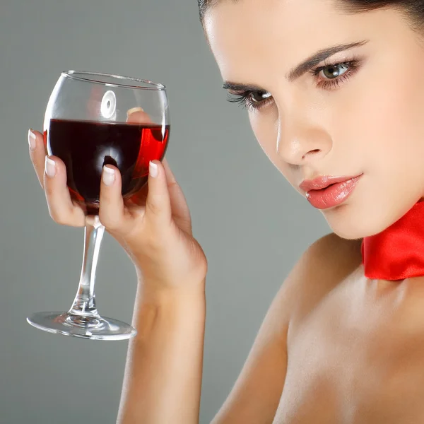 Belle jeune fille avec un verre de vin — Photo