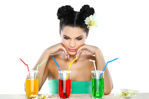 Bella ragazza sessuale con vetro di succo di frutta — Foto Stock