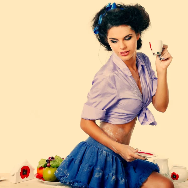 Foto van prachtige seksuele brunette op een keuken in stijl van pinap — Stockfoto