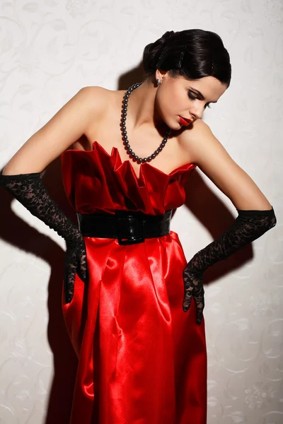 En vacker ung kvinna är i röda kläder — Stockfoto