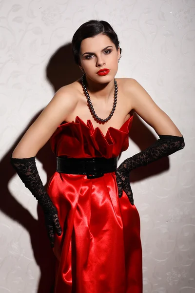 Una bella giovane donna è vestita di rosso — Foto Stock