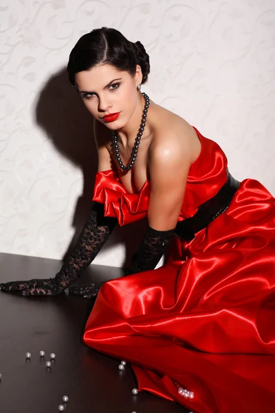 Una hermosa joven está vestida de rojo. — Foto de Stock