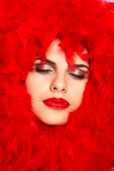 Mooi roodharige meisje met rode veren — Stockfoto