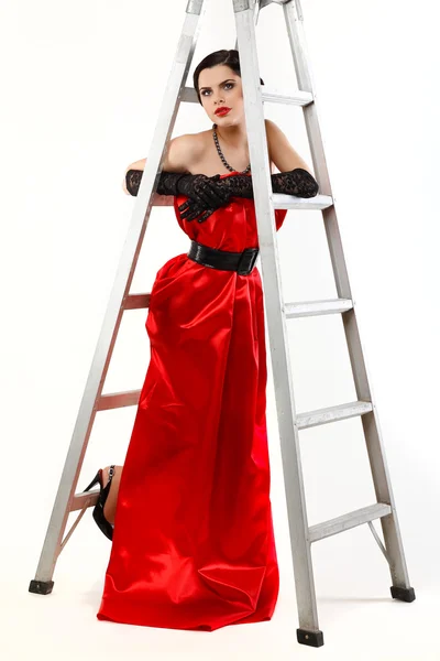En vacker ung kvinna är i röda kläder — Stockfoto
