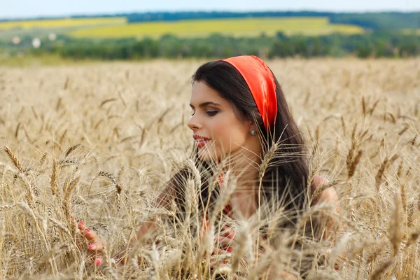 O fată frumoasă e pe câmp. — Fotografie, imagine de stoc