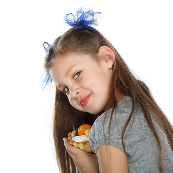 Счастливый ребенок с фруктовым тортом — стоковое фото