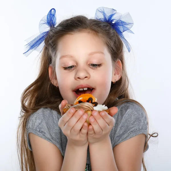 Happy child with fruit cake — Stock Photo, Image