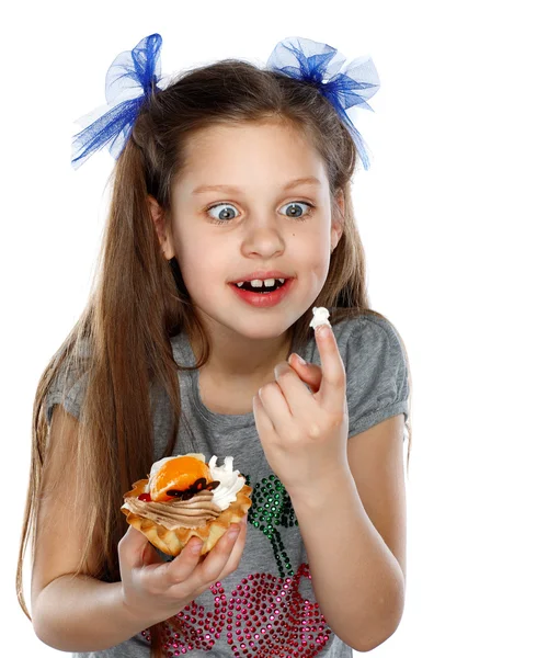 Meyveli kek ile mutlu bir çocuk — Stok fotoğraf