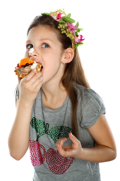 Gelukkig kind met cake van het fruit — Stockfoto
