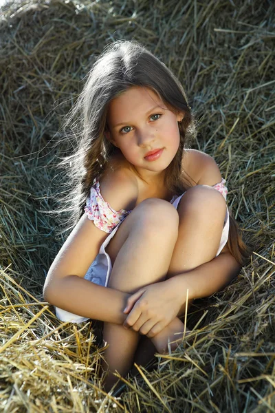 Uma menina está no campo. — Fotografia de Stock