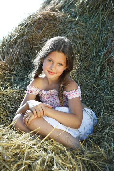 Uma menina está no campo. — Fotografia de Stock