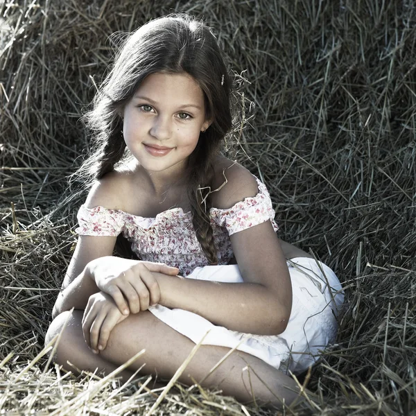 Een klein meisje is in het veld — Stockfoto