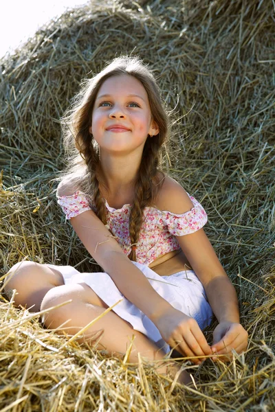 A little girl is in the field — Stock Photo, Image