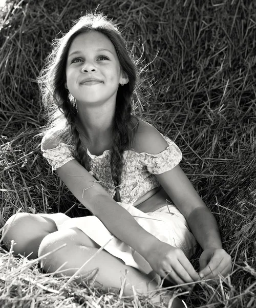 Маленькая девочка в поле — стоковое фото