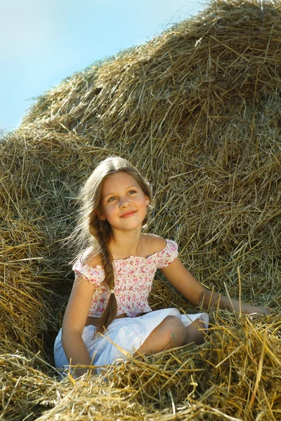 Dziewczynka jest w polu — Zdjęcie stockowe