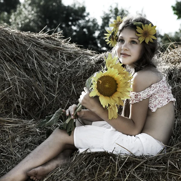 Una niña está en el campo —  Fotos de Stock