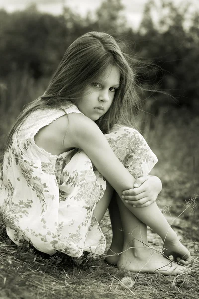 小女孩在河边的公园里 — 图库照片