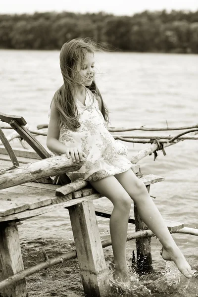 Kislány egy park a folyó mellett. — Stock Fotó