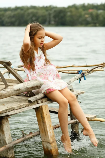 Kislány egy park a folyó mellett. — Stock Fotó