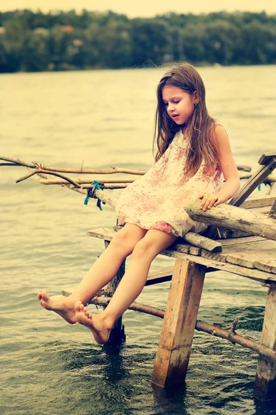 Küçük kız, nehir kenarında bir park. — Stok fotoğraf