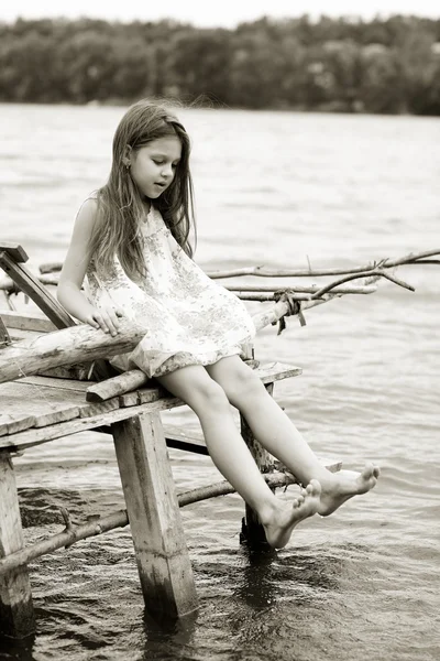 강 근처의 공원에 사는 어린 소녀 — 스톡 사진