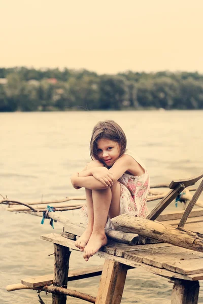 Liten flicka en park nära floden — Stockfoto