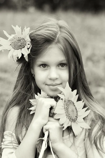 Küçük kız, nehir kenarında bir park. — Stok fotoğraf