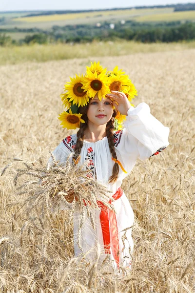 Ett foto av lilla vackra flicka är i vintag nationella kläder — Stockfoto