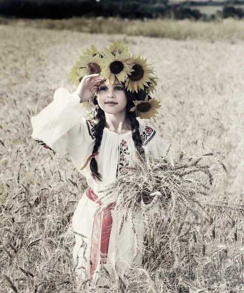 Uma foto de menina bonita está em roupas nacionais vintag — Fotografia de Stock