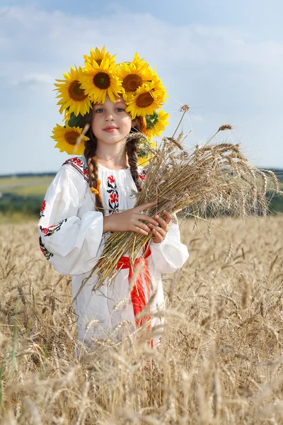 Uma foto de menina bonita está em roupas nacionais vintag — Fotografia de Stock