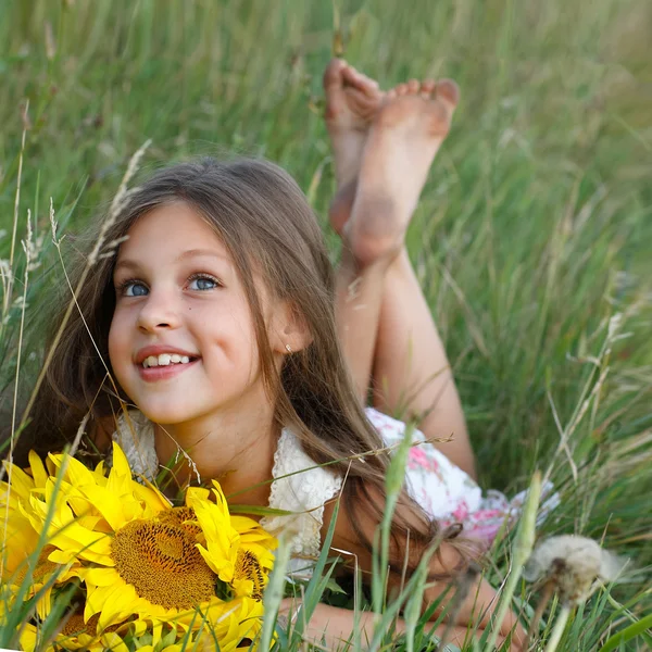 Ein kleines Mädchen ist auf dem Feld — Stockfoto