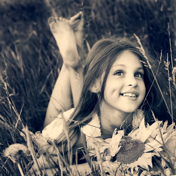 Fältet är en liten flicka — Stockfoto
