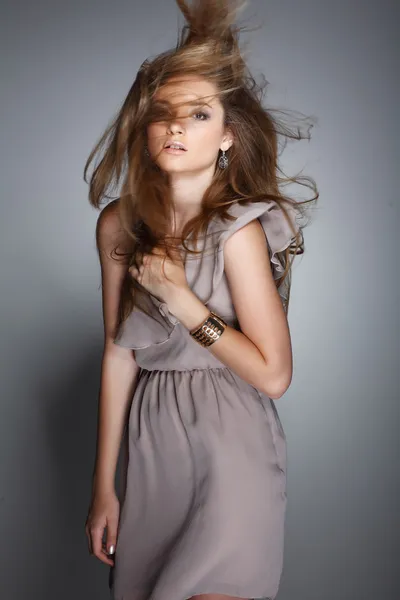 Una hermosa joven está vestida de marrón — Foto de Stock