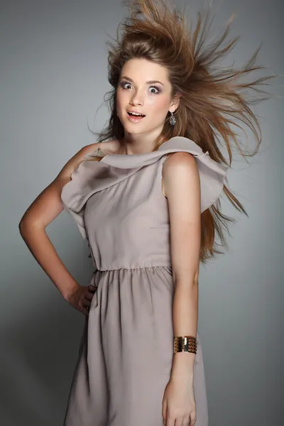 Een mooie jonge vrouw is in bruine kleding — Stockfoto