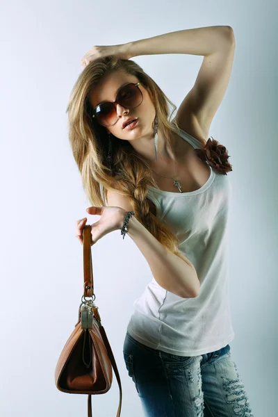 Een foto van mooi meisje is in de mode-stijl — Stockfoto