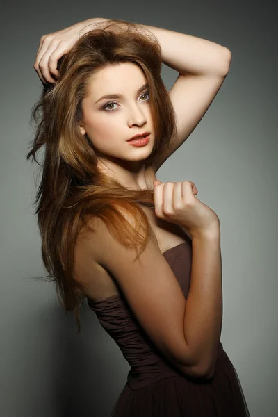 Una hermosa joven está vestida de marrón — Foto de Stock