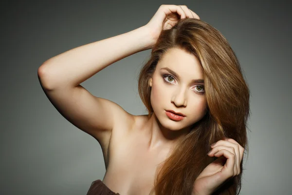 En vacker ung kvinna är i bruna kläder — Stockfoto