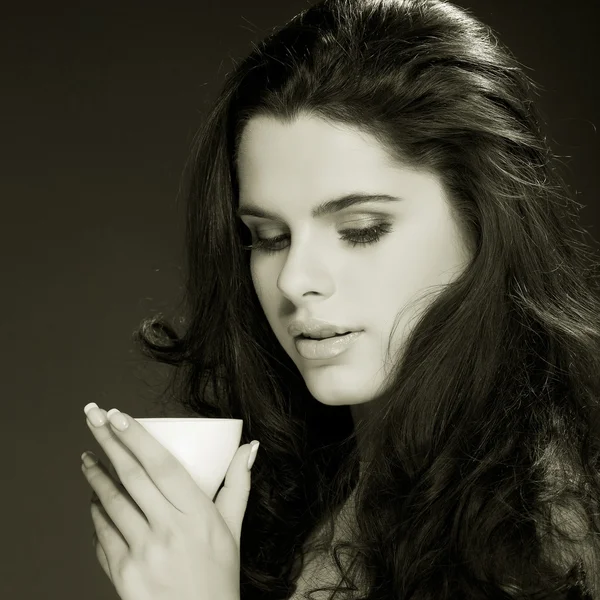 Hermosa joven con la taza de café — Foto de Stock