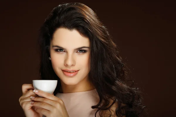 Belle jeune fille avec la tasse de café — Photo